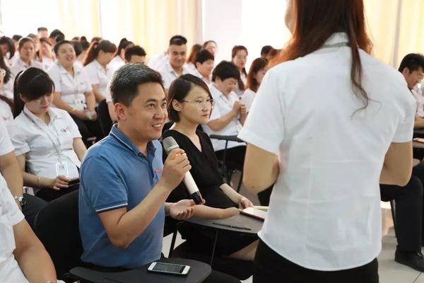 生日會(huì)現(xiàn)場(chǎng)訪(fǎng)談互動(dòng)