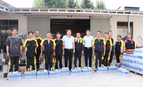 乾港集團(tuán)高層慰問一線員工 乾港集團(tuán)高層慰問一線員工